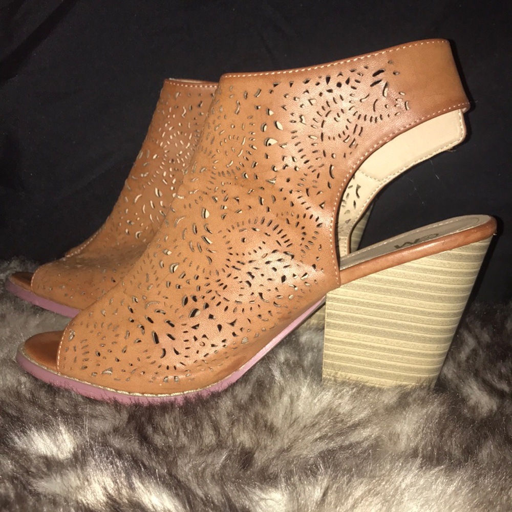 Peep toe chunky heel